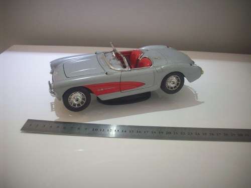 Burago Chevrolet Corvette 1957 1/18 Scale