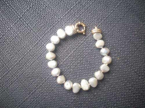 Pearl bracelet with 9ct gold clasp - stunning!