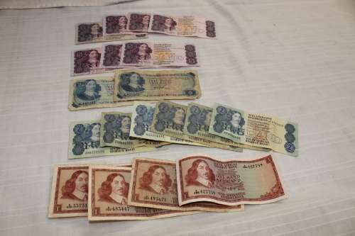 Mixed S. A. bank notes x 18 - the lot for R 120!!