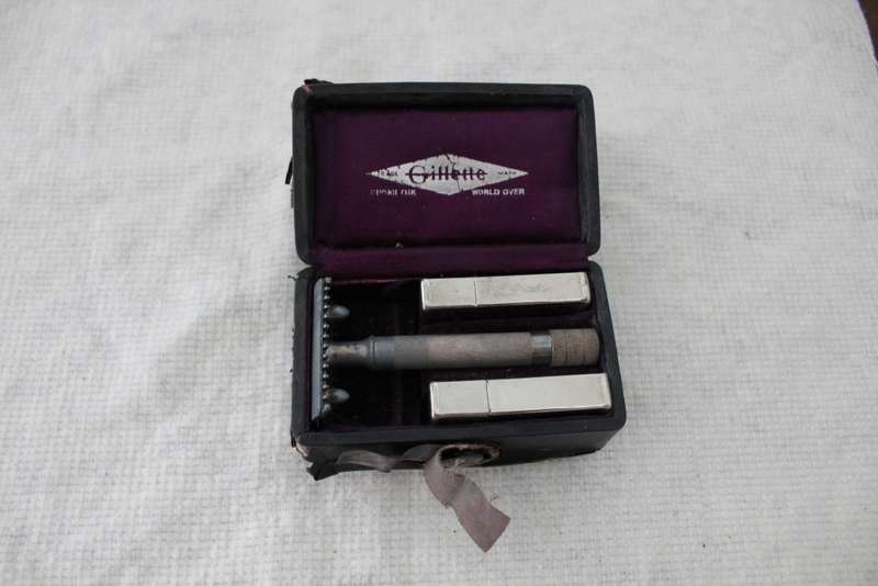 Vintage razor - Gillette.....with original blades!....see below