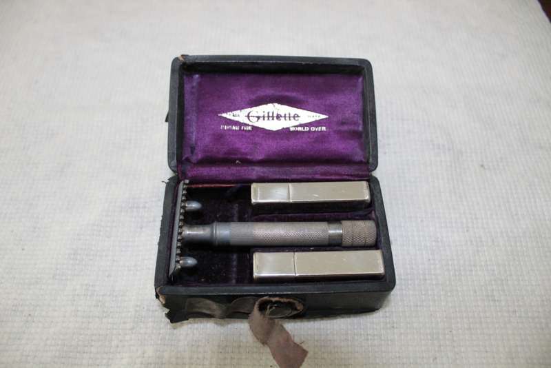 Vintage razor - Gillette.....with original blades!....see below