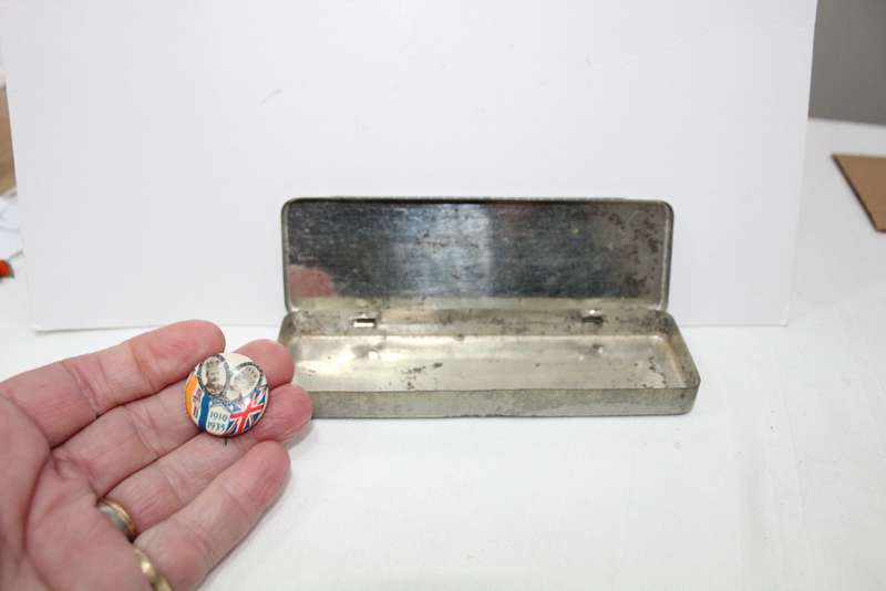 Royal Jubilee 1910-1935 tin and rare pin!!