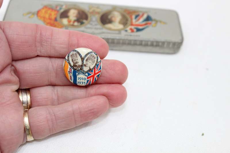 Royal Jubilee 1910-1935 tin and rare pin!!