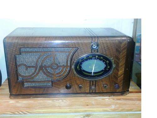 SENTINEL 6 VOLT FARM RADIO - TABLE TOP