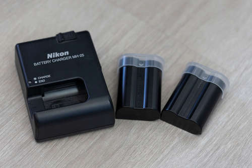 Nikon MH-25 Battery Charger plus 2 Nikon EN-EL15 original batteries for D800