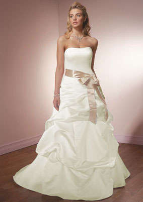 GORGEOUS IVORY STRAPLESS WEDDING GOWN