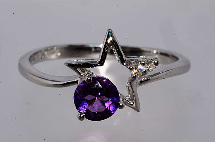 GORGEOUS 14K SOLID WHITE GOLD AMETHYST AND DIAMOND STAR RING! 0.840CTS VALUE : R8'676.00