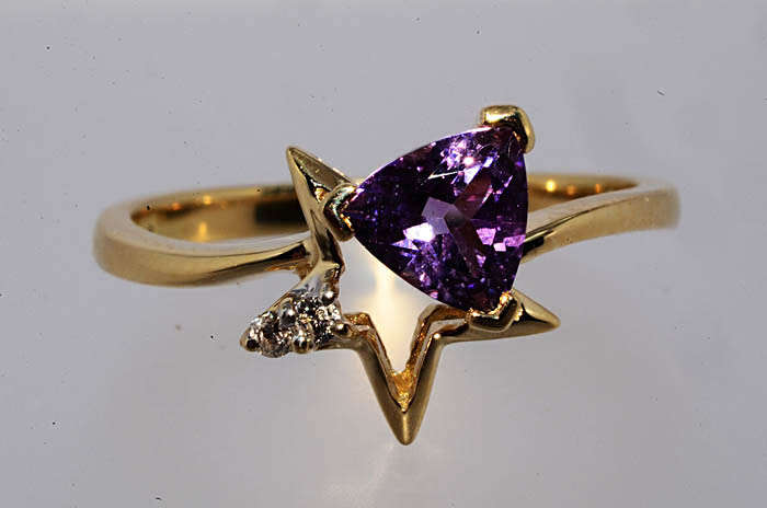 GORGEOUS 14K SOLID WHITE GOLD AMETHYST AND DIAMOND STAR RING! 0.960CTS VALUE : R9'176.00