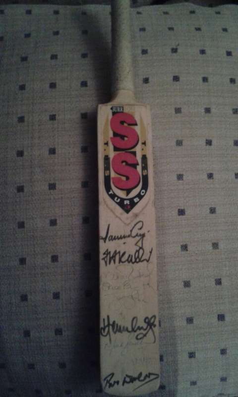 AUTOGRAPHED mini bat - Hansie, Kallis, Jonty, Bouchie, etc!