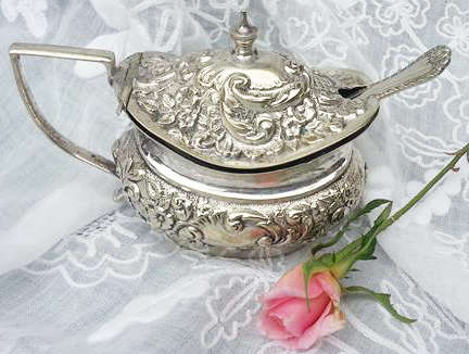 VINTAGE SILVER PLATED LIDDED MUSTARD POT WITH SPOON AND A CLEAR GLASS LINER