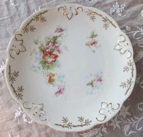 ANTIQUE VICTORIAN PORCELAIN SIDE PLATE, UNKNOWN MAKE, PRETTY DAINTY FLORAL DESIGN WITH GILDING.