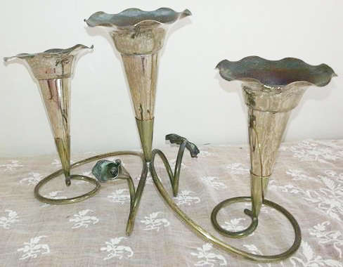 ATTRACTIVE VINTAGE / ANTIQUE ART DECO LOOKING,  TABLE CENTRE SILVER PLATED, EPERGNE WITH 3 FLUTES