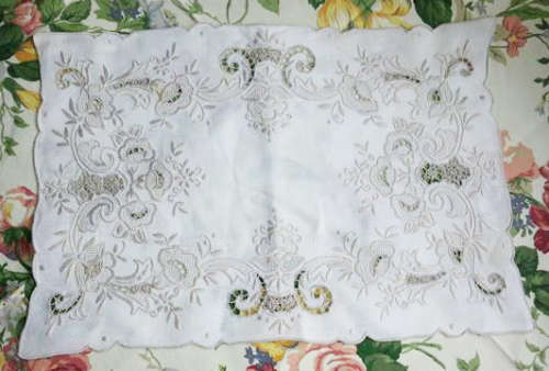 VINTAGE EMBROIDERED ECRU COTTON LINEN TRAY CLOTH IN GOOD CONDITION