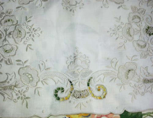 VINTAGE EMBROIDERED ECRU COTTON LINEN TRAY CLOTH IN GOOD CONDITION
