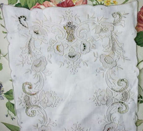 VINTAGE EMBROIDERED ECRU COTTON LINEN TRAY CLOTH IN GOOD CONDITION