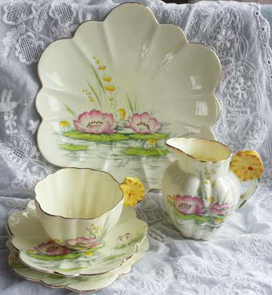 RARE !!!   COLLECTORS DISPLAY  1913-1920 HAND PAINTED,  DBL.FLOWER HANDLE, PARAGON WATER LILY DESIGN