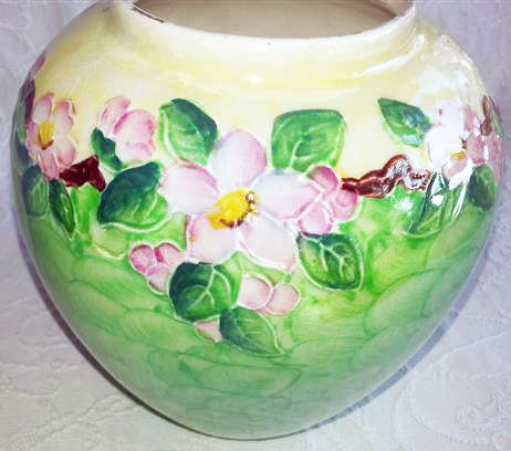 VINTAGE, HAND PAINTED, MALING FRUIT  BOWL IN THE BROCADE DESIGN, MADE IN ENGLAND.