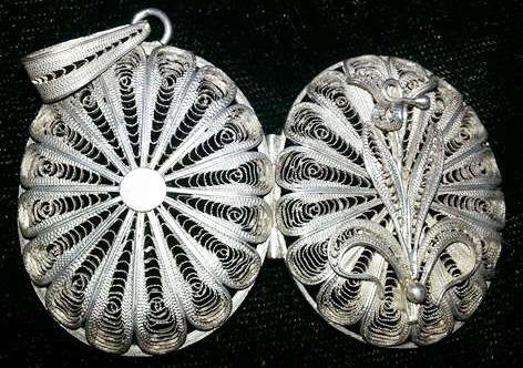 ANTIQUE SILVER 1900s DELICATE LACE LOOKING FILIGREE PERFUME LOCKET