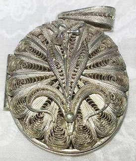ANTIQUE SILVER 1900s DELICATE LACE LOOKING FILIGREE PERFUME LOCKET