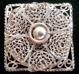 VINTAGE AND DAINTY SILVER FILIGREE NECKLACE WITH MATCHING BROOCH