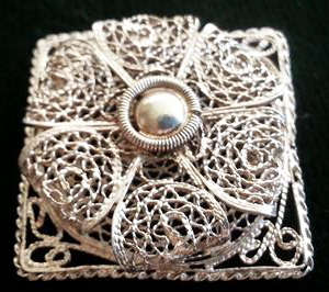 VINTAGE AND DAINTY SILVER FILIGREE NECKLACE WITH MATCHING BROOCH
