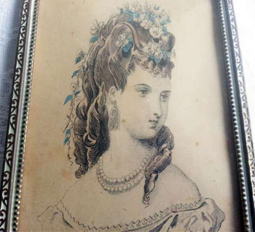 ANTIQUE,  MINIATURE OF A YOUNG LADY IN PERIOD CLOTHING BEHIND CONVEX GLASS, METAL FRAME