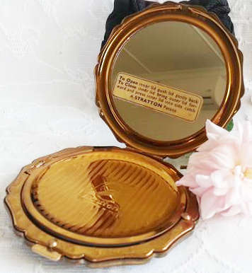 VINTAGE, STRATTON LADIES POWDER COMPACT WITH A HAND PAINTED IN ENAMELS WITH CRACKLED SURFACE