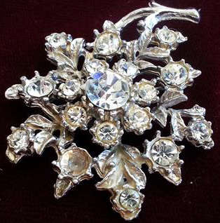 LARGE SPARKLING VINTAGE DIAMANTE FLOWER SHAPED BROOCH, ROLL OVER CLASP WORKING WELL.