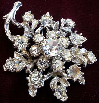LARGE SPARKLING VINTAGE DIAMANTE FLOWER SHAPED BROOCH, ROLL OVER CLASP WORKING WELL.