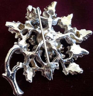 LARGE SPARKLING VINTAGE DIAMANTE FLOWER SHAPED BROOCH, ROLL OVER CLASP WORKING WELL.