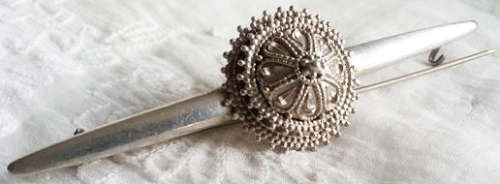 VICTORIAN UNMARKED SILVER BAR BROOCH