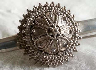 VICTORIAN UNMARKED SILVER BAR BROOCH