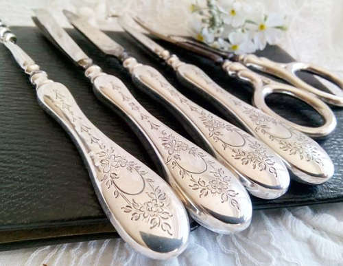ANTIQUE, EDWARDIAN, LADIES GROOMING SET HALLMARKED SILVER, DELICATE FLORAL ETCHED HANDLES