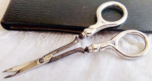 ANTIQUE, EDWARDIAN, LADIES GROOMING SET HALLMARKED SILVER, DELICATE FLORAL ETCHED HANDLES