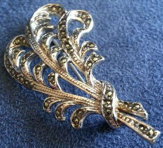 VINTAGE MARCASITE FEATHER DESIGN BROOCH SET IN SILVER TONE METAL