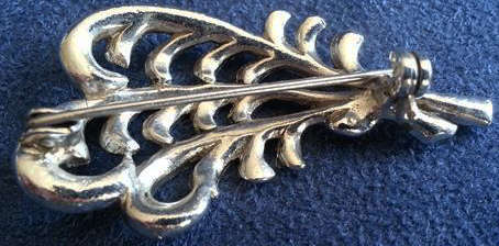 VINTAGE MARCASITE FEATHER DESIGN BROOCH SET IN SILVER TONE METAL