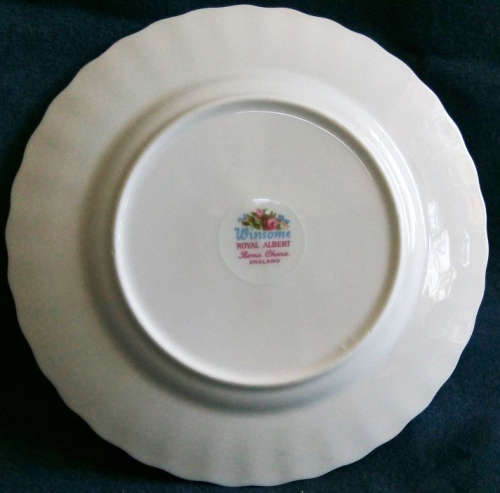 ROYAL ALBERT BONE CHINA , ENGLAND, SIDE PLATE " WINSOME "