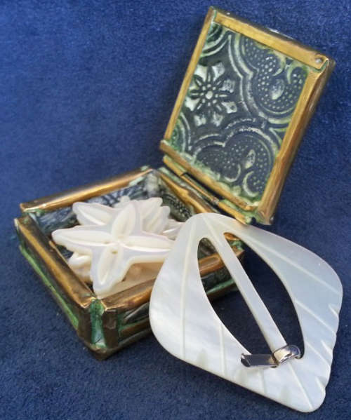 VINTAGE MOTHER OF PEARL BUTTONS AND BUCKLE.....INCLUDED SMALL GLASS AND BRASS TRINKET BOX