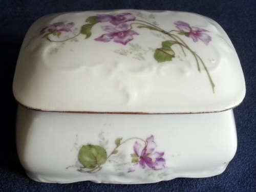 ANTIQUE 1884-1909 VICTORIAN   BOX WITH LID, POSSIBLY USED FOR LADIES HAIR PINS WITH VIOLET DESIGN