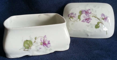 ANTIQUE 1884-1909 VICTORIAN   BOX WITH LID, POSSIBLY USED FOR LADIES HAIR PINS WITH VIOLET DESIGN