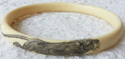 VINTAGE HAND CRAFTED IVORY / BONE BANGLE.