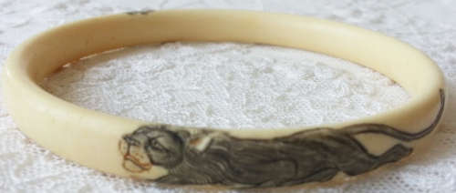 VINTAGE HAND CRAFTED IVORY / BONE BANGLE.