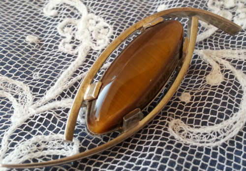 BEAUTIFUL VINTAGE TIGERS EYE BROOCH SET IN 825 MARKED SILVER....EXCELLENT CONDITION.