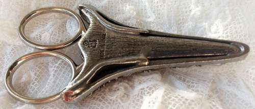 DAINTY, ENGLISH, SEWING SILVER TONE METAL SCISSORS SUITABLE FOR EMBROIDERY