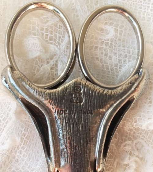 DAINTY, ENGLISH, SEWING SILVER TONE METAL SCISSORS SUITABLE FOR EMBROIDERY