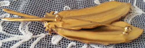 LARGE GERMAN MADE, VINTAGE ENAMEL AND GOLD PLATED ? BROOCH WITH A FEATHER DESIGN