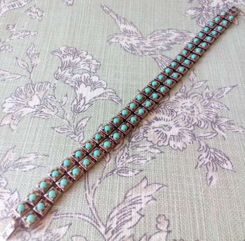 DAINTY LADIES, DOUBLE STRAND BRACELET TORQUOISE LOOKING GLASS STONES SET IN A SILVER TONE METAL