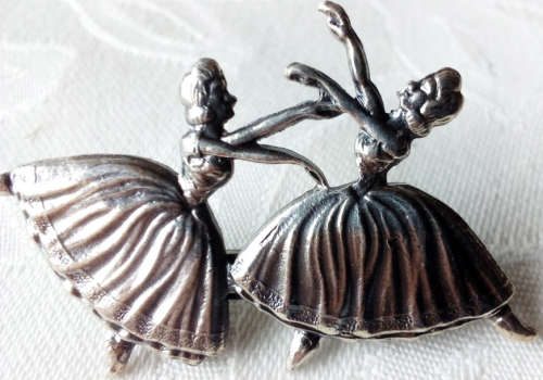 VINTAGE,  DAINTY AND GRACEFUL SILVER BALLERINA DANCERS BROOCH