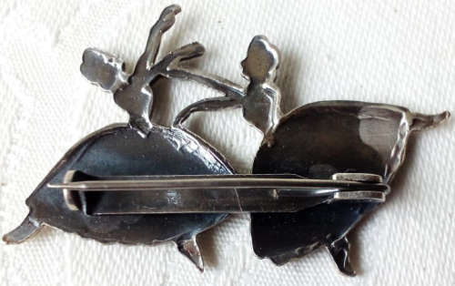VINTAGE,  DAINTY AND GRACEFUL SILVER BALLERINA DANCERS BROOCH