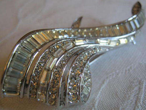 BEAUTIFUL, LARGE AND STYLISH ART DECO DIAMANTE AND SILVER METAL BROOCH WITH ROLL OVER CLASP.